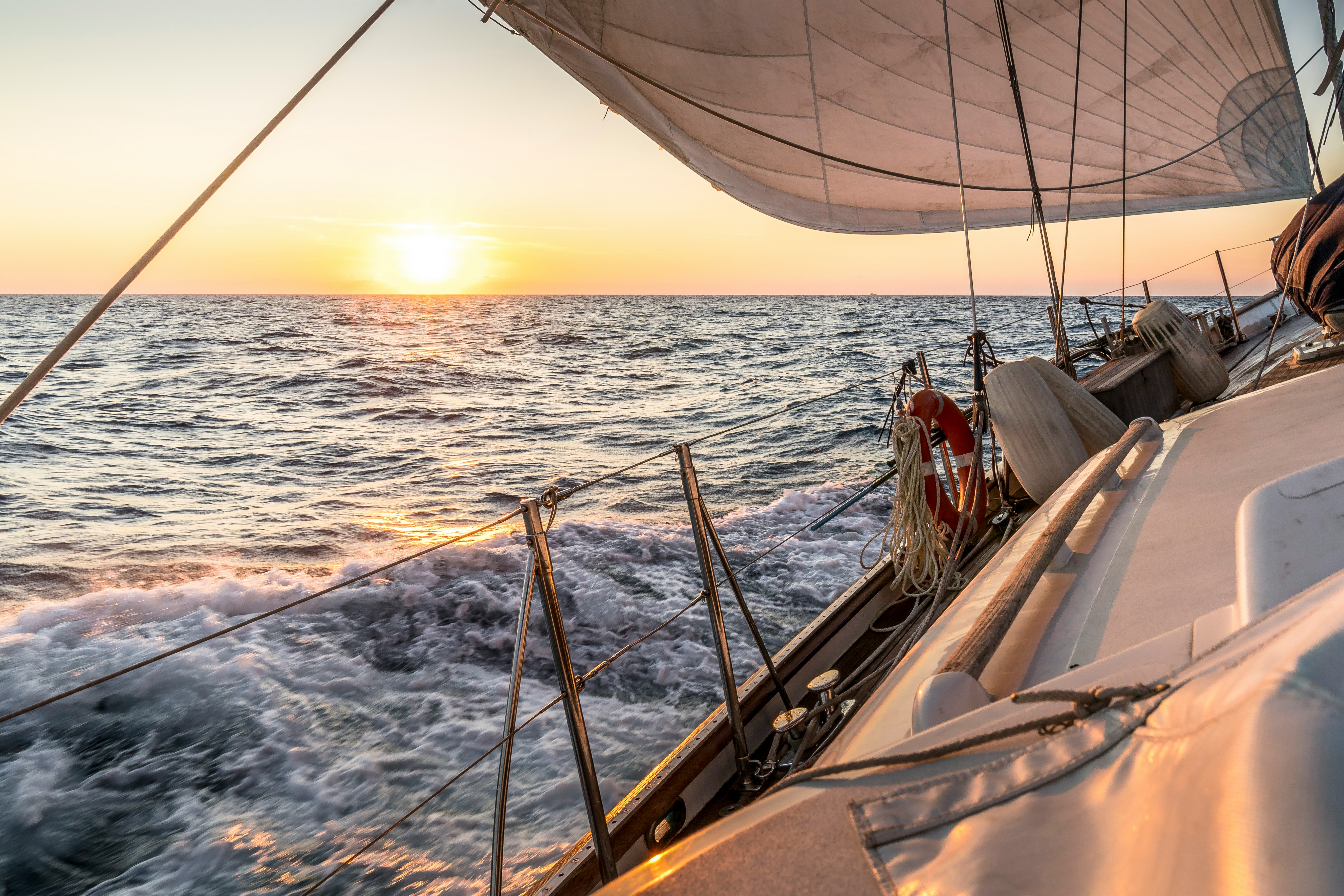 Sailboat off-grid power setup